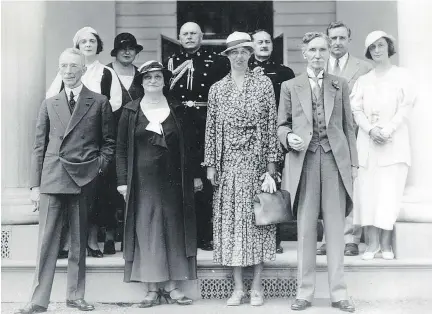  ?? W.B. EDWARDS PHOTO, QUEBEC CITY, COURTESY OF MARTIN EDWARDS ?? Quebec Premier Louis-Alexandre Taschereau, left, Lorena Hickok, Eleanor Roosevelt and Lieutenant-Governor Henry George Carroll, with staff in the back row, lunched at Bois-de-Coulogne in Quebec City in July 1933.