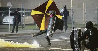  ?? Foto: Reuters ?? Útok V Portlandu levicoví demonstran­ti útočili na sídlo Demokratic­ké strany.