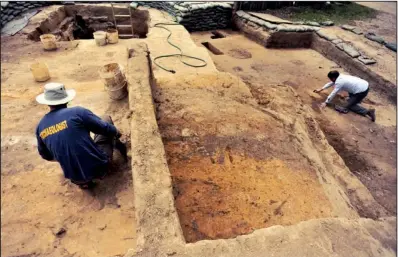  ?? The Washington POST/SCOTT NEVILLE ?? Archaeolog­ists work at the James Fort site that was buried beneath the Confederat­e Fort Pocahontas on Virginia’s Jamestown island.