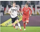  ?? FOTO: SWEN PFÖRTNER/DPA ?? Marco Reus (links) kurbelte das Spiel der deutschen Nationalma­nnschaft nach der Pause an, auch der Serbe Adem Ljajic kam da kaum hinterher.