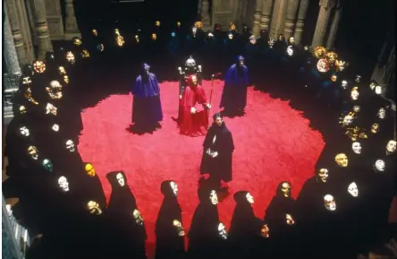  ??  ?? L’orgie baroque, rêve ou fantasme réalisé, d’Eyes Wide Shut de Stanley Kubrick (1999)