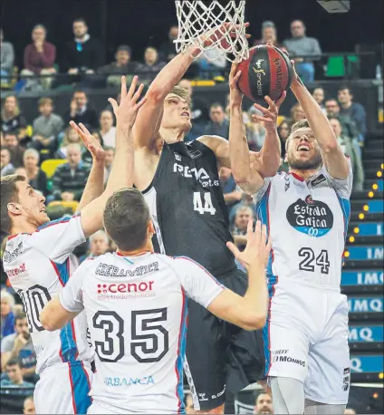  ?? FOTO: MIREYA LÓPEZ ?? El Obradoiro intentó ayer frente común con más equipos ACB para afrontar el tema de los ERTES