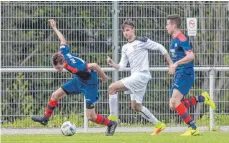  ?? FOTO: PETER SCHLIPF ?? Schon wieder gestolpert: Die U 19 der TSG hat gegen Rutesheim mit 1:2 verloren.