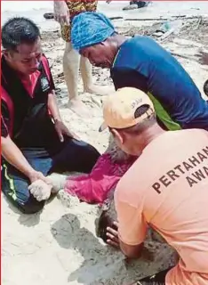  ??  ?? ANGGOTA APM memberi rawatan kecemasan kepada Sivalan yang lemas di pantai Simpang Mengayau.