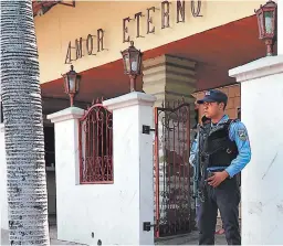  ?? FOTO: EL HERALDO ?? Miembros de la Policía resguardar­on ayer la funeraria donde eran velados los restos del cantante de reguetón, Ángel Sabillón.