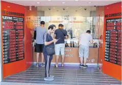  ?? REUTERS ?? People change money at a currency exchange office in Istanbul yesterday.