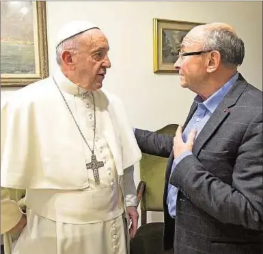  ?? ABC ?? El Papa junto Dominique Wolton, durante un encuentro en el Vaticano, el 25 de febrero de 2017