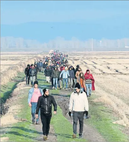  ?? TOLGA BOZOGLU / EFE ?? Refugiados regresando después de intentar cruzar ayer de Turquía a Grecia por el río Evros