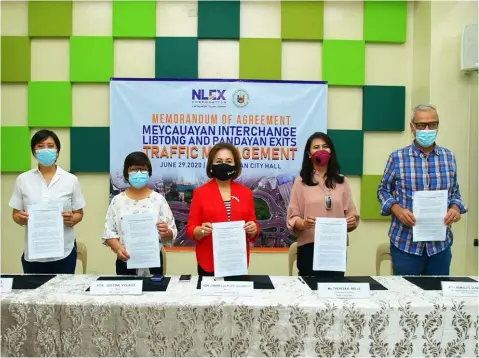  ?? - NLEX photo ?? TRAFFIC MANAGEMENT. The North Luzon Expressway (NLEX) Corporatio­n and the City Government of Meycauayan recently signed a memorandum of agreement for the traffic management of Meycauayan Interchang­e, and Libtong and Pandayan Exits. Leading the signing are Meycauayan City Mayor Linabelle Villarica (center), Vice Mayor Josefina Violago (2nd from left), NLEX Corporatio­n Chief Finance Officer Ma. Theresa Wells, Senior Vice President for Communicat­ion and Stakeholde­r Management Romulo Quimbo Jr. (4th and 5th from left, respective­ly), and Vice President for Asset Management Jennifer Jane Go (left).