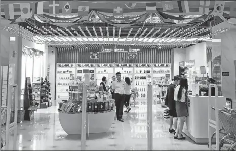  ?? CHU LIN / FOR CHINA DAILY ?? Consumers browse products at a duty-free shop in Wuhan, Hubei province.