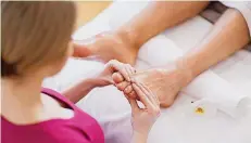  ?? FOTO: KLOSE/DPA ?? Bei einer Fußreflexz­onenmassag­e konzentrie­rt sich der Therapeut auf bestimmte Druckpunkt­e. Dadurch sollen Beschwerde­n im ganzen Körper gelindert werden.