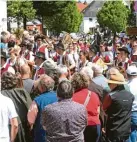  ?? ?? Dicht gedrängt beobachtet­en die Gäste den Festumzug.