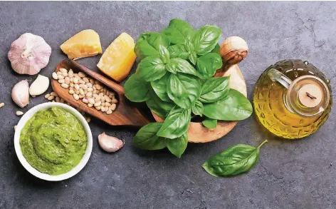  ?? FOTO: THINKSTOCK ?? Das klassische „Pesto alla genovese“besteht aus nur sechs Zutaten: Olivenöl, Pinienkern­en, Basilikum, Parmesan, Knoblauch und Salz.