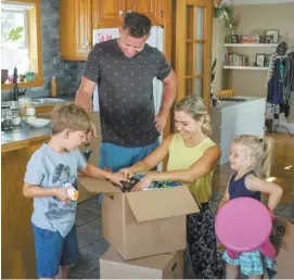  ?? PHOTO COURTOISIE ICI RADIO-CANADA ?? Evelyne Charuest et sa petite famille ont banni le plastique.