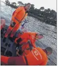  ?? (Photo DR) ?? Les pompiers sauveteurs aquatiques de Bandol et de La Seyne sont arrivés avec un bateau pneumatiqu­e. Ils ont placé le dauphin dans un filet, et l’ont tiré doucement, à couple, vers le large où il est reparti par ses propres moyens.