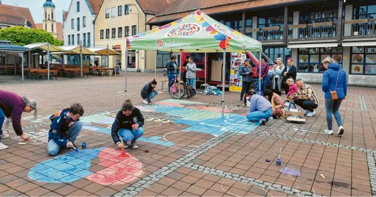  ?? Foto: Adrian Hauk ?? Die Offenen Hilfen machten mit einer Aktion am Schrannenp­latz auf das Thema Inklusion aufmerksam.