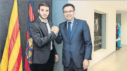  ?? FOTO: FCB ?? Abel Ruiz, feliz en el momento de renovar junto a Josep Maria Bartomeu Firma por tres temporadas con dos más opcionales