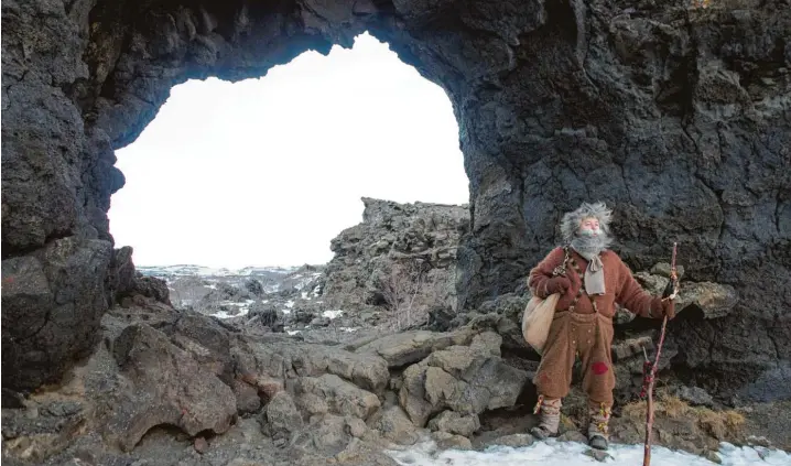  ?? Foto: Bendl ?? Olafur Röstur als Weihnachts­troll im Norden der Insel. In Island hätte der amerikanis­che Santa Claus beinahe einen wunderschö­nen Weihnachts­brauch verdrängt. Jetzt lebt er wieder auf.