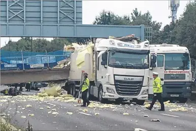  ?? Pictures: John Westhrop/Joshua Coupe ?? Heavy machinery clears up the debris on the M20 where a footbridge had collapsed, right, after being hit by a digger being carried on the back of a lorry