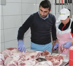  ?? Foto: Manfred Dittenhofe­r ?? Ilhan Sönmez begutachte­t die Qualität des Putenfleis­ches, aus dem in der Döner Ma nufaktur in Rennertsho­fen Dönerspieß­e entstehen. Auf die Qualität der Zutaten legt der 41 Jährige großen Wert.