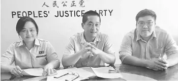  ??  ?? Voon (left), Batu Lintang assemblyma­n See Chee How (centre) and his personal assistant Jeffery Mok during the press conference yesterday.