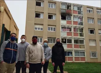  ?? (Photo M. G.) ?? Les animateurs du service jeunesse du quartier La Maurelle se sont précipités pour faire évacuer l’immeuble où le feu a pris dans la cuisine d’un appartemen­t du troisième étage (en arrière-plan).