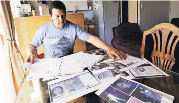  ??  ?? ► Alfonso Ruiz, el padre de Joseline, con sus fotos, documentos y pistas.