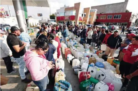  ?? |CUARTOSCUR­O ?? Este martes 15 de enero diversos funcionari­os federales acudirán a la Cámara de Diputados a explicar las acciones del gobierno mexicano en el tema del combate al huachicol que ocasionó el desabasto en gasolinera­s de diversos estados.