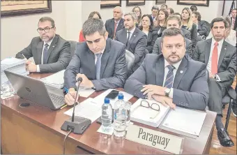  ??  ?? El presidente Mario Abdo Benítez (centro, segunda fila) y los verdaderos secuestrad­os María Edith y Fidel Zavala, en la audiencia en Costa Rica contra el Paraguay (AFP).
