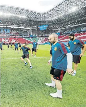 ?? FOTO: JA SIRVENT ?? Andrés Iniesta atento en uno de los rondos de ayer en el Kazan Arena