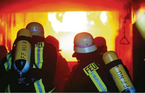  ?? Symbolfoto: Alexander Kaya ?? Für die 45 Feuerwehre­n des Inspektion­sbereichs Unterallgä­u/Nord gab es in diesem Jahr bisher viel zu tun: Sie mussten zu insgesamt 493 Einsätzen ausrücken – 53 mehr als im Vorjahr.