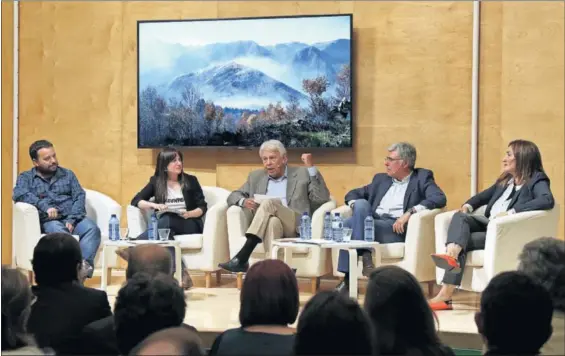  ?? / JAIME VILLANUEVA ?? Desde la izquierda, Marc Castellnou, Mónica Parrilla, Felipe González, Francisco Castañares y Rocío Martínez, en el debate.