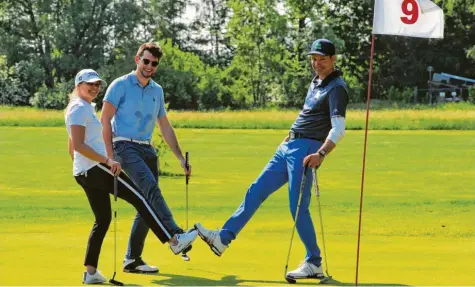  ?? Fotos: Karl Aumiller ?? Statt Händeschüt­teln: Sabrina Hönl (von links), Daniel Kaim und Markus Grimminger sagen per Fuß-Gruß Danke für die schöne Runde Golf.