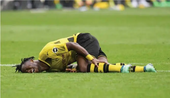  ??  ?? Michy Batshuayi schreeuwt het uit van de pijn. De spits moest het stadion op krukken verlaten. Vandaag volgt uitsluitse­l over zijn blessure.