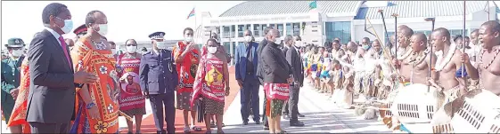  ?? ?? The two Heads of State (L) conversing while appreciati­ng the traditiona­l dances by the various regiments at the KMIII Internatio­nal Airport.