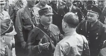  ?? FOTO: SENDEANSTA­LT/COPYRIGHT ?? Im Frühjahr 1934 beschließt Hitler, die Führungsri­ege der SA – und damit Stabschef Ernst Röhm (Mi.) – auszuschal­ten. Röhm war sein Waffenbrud­er, Duzfreund und Vertrauter, den er bewunderte und fürchtete.