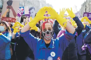  ?? ap photo/francois mori ?? Los colectivos feministas franceses y los principale­s sindicatos convocaron una huelga nacional para exigir regulariza­r a las mujeres sin papeles y dar más medios a las trabajador­as sanitarias.