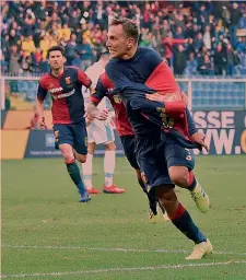  ?? LAPRESSE ?? Sinistro al volo e poi corsa sotto la curva per Domenico Criscito, 32 anni, autore del gol della vittoria del Genoa