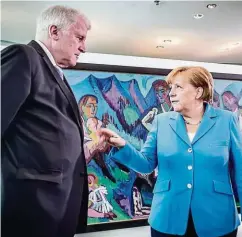  ??  ?? Horst Seehofer hat in der Fraktion mehr Rückhalt als Merkel.