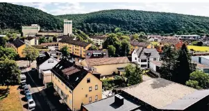  ??  ?? Ein Beispiel für WR Wohnraum-Projekte: Im baden-württember­gischen Wertheim nahe der bayrischen Grenze hat die WR Wohnraum AG Häuser erworben, deren Sanierung gerade läuft.