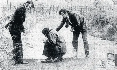  ??  ?? ●●Police and forensic experts at the spot where Sharon’s body was found in 1974