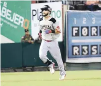  ??  ?? Carlos Asuaje, de los Leones, recorre las bases luego de conectar un cuadrangul­ar solitario en el segundo episodio.