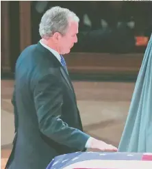  ?? EFE/ ERIK S. LESSER ?? El expresiden­te George W. Bush toca el ataúd de su padre.