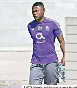  ??  ?? À VISTA. Mbemba caminha para a recuperaçã­o total