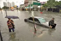  ??  ?? Miles de argentinos se vieron afectados por las fuertes lluvias en la capital argentina.