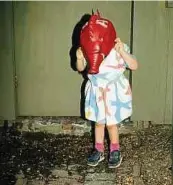  ?? ?? Nan Goldin, Elephant mask, Boston, 1985.