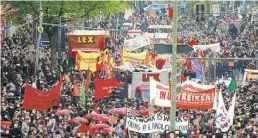  ?? Dpa-BILD: Nietfeld ?? Teilnehmer beim Demonstrat­ionszug unter dem Motto Demonstrat­ion zum revolution­ären 1. Mai