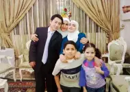  ??  ?? ▲ 2012年之前，合进波、莉拉和她母亲在大马士­革的全家福