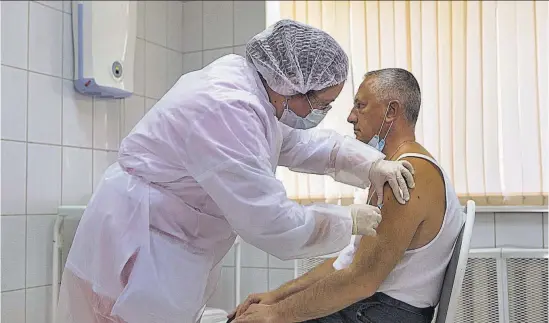  ??  ?? Vacuna. Vladimir Putin destacó que Rusia promoverá también la segunda vacuna en el extranjero.