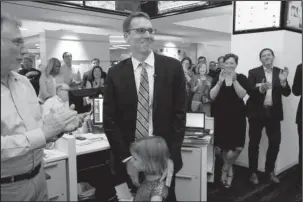  ??  ?? NEWSROOM: Washington Post editor Martin Baron, left, joins the paper’s staff in congratula­ting David Fahrenthol­d, center, upon learning Monday that he won the Pulitzer Prize for National Reporting for dogged reporting of Donald Trump’s philanthro­py, in...